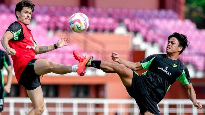 BERLATIH KERAS - Pemain Persebaya Surabaya, Francisco Rivera menjalani latihan tim di Lapangan Thor Surabaya, Senin (3/2/2025). Latihan itu untuk persiapan menghadapi Persis Solo pada 7 Februari 2025 mendatang.