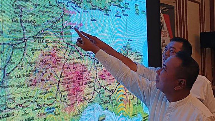 HGB di laut dekat Surabaya, ternyata masuk wilayah Sidoarjo. Kepala Badan Pertanahan Nasional (BPN) Jawa Timur Lamri saat memberikan penjelasan di Surabaya terkait Hak Guna Bangun (HGB) di atas permukaan laut dekat Surabaya, Selasa (21/1/2025).