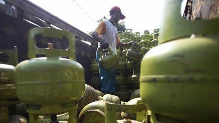 MODAL PANGKALAN - Seorang warga tengah menata tabung gas elpiji 3 kilogram. Bagi Anda yang ingin buka pangkalan LPG 3 kg ada modal yang perlu disiapkan, Rabu (5/2/2025).