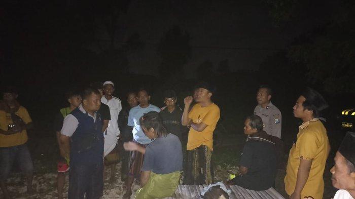 Bagus (bersarung hijau), salah satu ABK Berkah Aminah 2 saat berhasil dievakuasi, Jumat (26/1/2024).