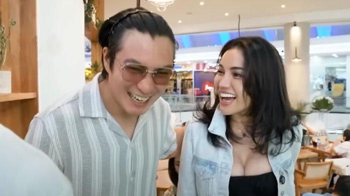 Artis Baim Wong tertawa hingga salah tingkah dicecar oleh Nikita Mirzani perihal status duda.