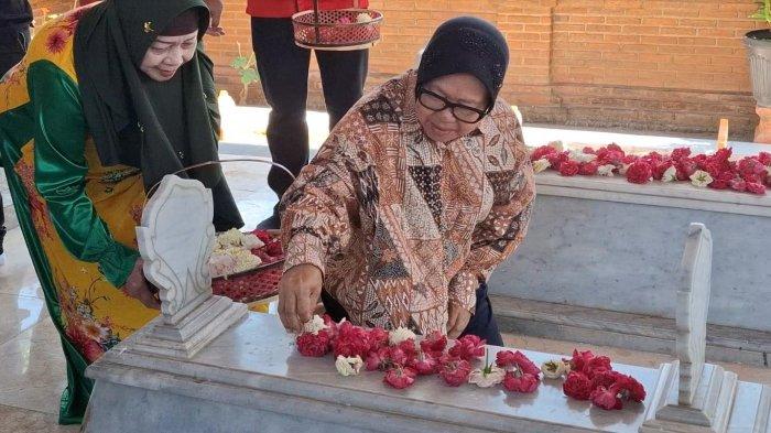 Bakal Calon Gubernur Jawa Timur, Tri Rismaharini (baju batik), saat ziarah Makam Pahlawan Nasional, sekaligus Makam Gubernur Pertama Jawa Timur, Raden Mas Tumenggung Ario Soerjo, atau Gubernur Soerjo, Jalan Salak Nomor 15, Kelurahan Kepolorejo, Kecamatan/Kabupaten Magetan, Kamis (29/8/2024)