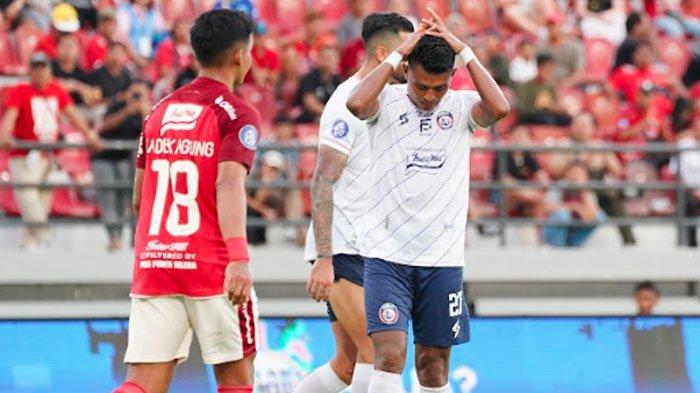 Arema FC harus menelan kekalahan dari Bali United dengan skor 2-3 dalam lanjutan kompetisi Liga 1 2023-2024 pekan 21 Bali United vs Arema FC, di Stadion Kapten I Wayan Dipta Bali, Senin (4/12/2023) sore.