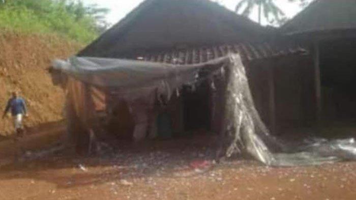 Balon udara tanpa awak jatuh di teras rumah warga Dusun Grogol, Desa Tahunan, Kecamatan Tegalombo, Kabupaten Pacitan, Jawa Timur (Jatim), Rabu (1/5/2024).
