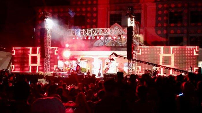 Band Kotak tampil di panggung hiburan yang digelar di halaman RSUD Bangil Pasuruan, Jawa Timur, Rabu (2/8/2023) malam.