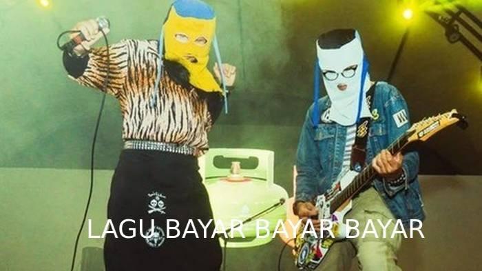 LAGU VIRAL - Penampilan band punk new wave Sukatani. Band Sukatani viral karena lagunya Bayar Bayar Bayar, kini meminta maaf ke Polri.