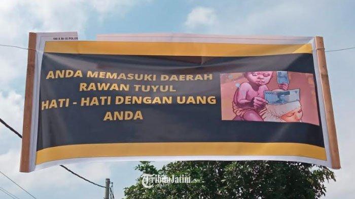 Baner bertuliskan Kawasan Rawan Tuyul terpampang di jalan Desa Dukuh Mencek Kecamatan Sukorambi Jember.