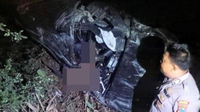 Bangkai mobil rombongan perias sebelum dievakuasi seusai mengalami kecelakaan di perlintasan KA Desa Surabayan Kecamatan Sukodadi, pukul 03.15 WIB, Rabu (18/10/2023).