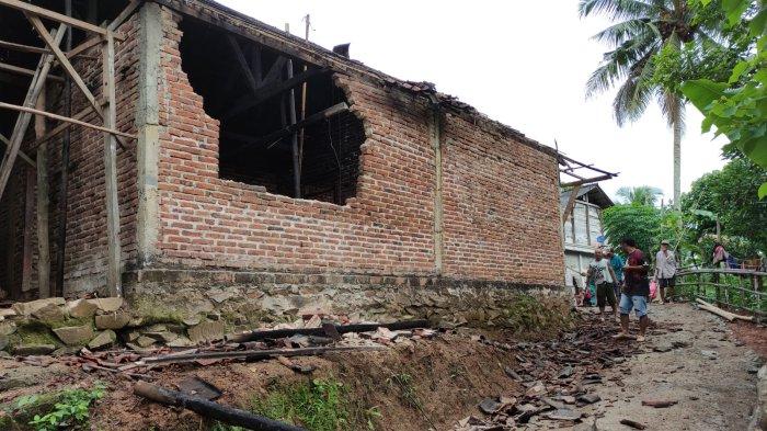 Bangunan Rumah di Dusun Gebang, Desa Kertosono, Kecamatan Panggul, Kabupaten Trenggalek Jebol Usai Diguncang Gempa Bantul