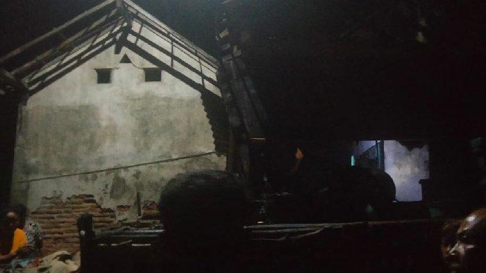 Bangunan rumah nelayan asal Dusun Nyamplong, Desa Sumberanyar, Kecamatan Banyuputih, Kabupaten Situbondo, yang terbakar, Senin (01/01/2024) pukul 21.00 WIB.