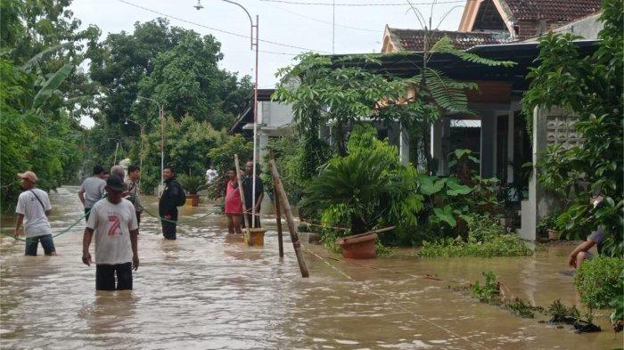 Banjir Ponorogo, memakan korban meninggal dunia. Dilaporkan dua orang meninggal dunia terbawa arus banjir. Adalah Imam Suhada (53) dan Achir Bagus Dwi Ardhianto (12).  Lokasi warga Ponorogo terpeleset
