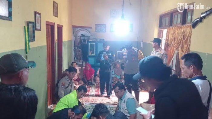 Banjir Ponorogo, memakan korban meninggal dunia. Dilaporkan dua orang meninggal dunia terbawa arus banjir. Adalah Imam Suhada (53) dan Achir Bagus Dwi Ardhianto (12). Pihak kepolisian melakukan visum
