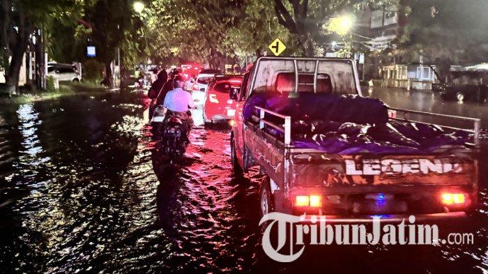 Banjir di Jalan Raya Tenggilis arah Prapen/Jemursari Surabaya, Selasa (24/12/2024).
