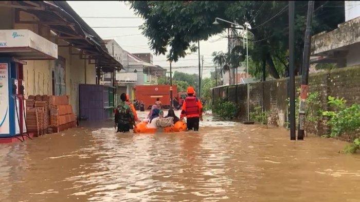 Banjir di Ponorogo tidak hanya melumpuhkan jalur ke Pacitan maupun ke Trenggalek. Namun banjir mengepung bumi reog, Senin (16/12/2024) pagi. Ada 7 Kecamatan terendam banjir