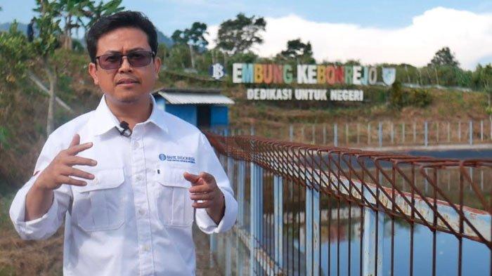 WADUK - Bank Indonesia (BI) bersinergi dengan Pemkab Kediri membangun embung atau waduk mini di Desa Kebonrejo, Kecamatan Kepung, Kabupaten Kediri, Jawa Timur. Diresmikan pada akhir September 2018, embung berukuran 6.000 meter persegi dengan kedalaman 3,5 meter ini menjadi bagian dari Program Sosial Bank Indonesia (PSBI), Jumat (13/6/2025).
