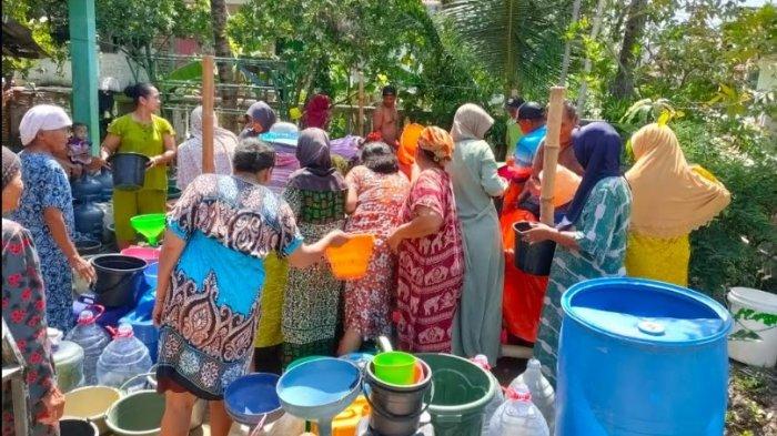 Bantuan air bersih untuk warga terdampak kemarau di Lamongan, Minggu (13/10/2024)