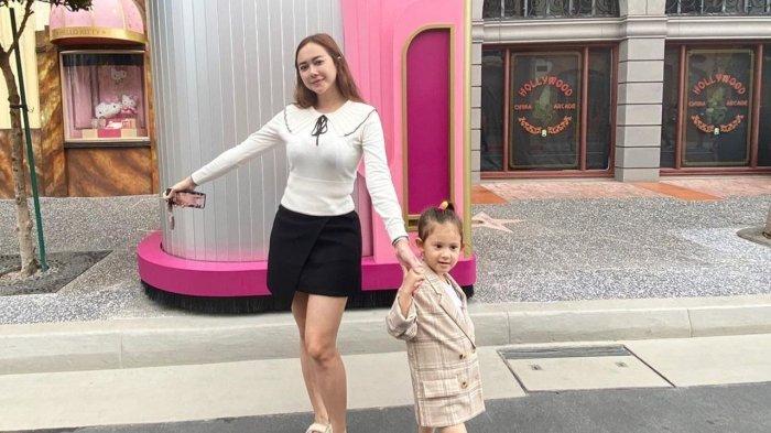 Aura Kasih membagikan tips mengejar janda yang sudah memiliki anak.