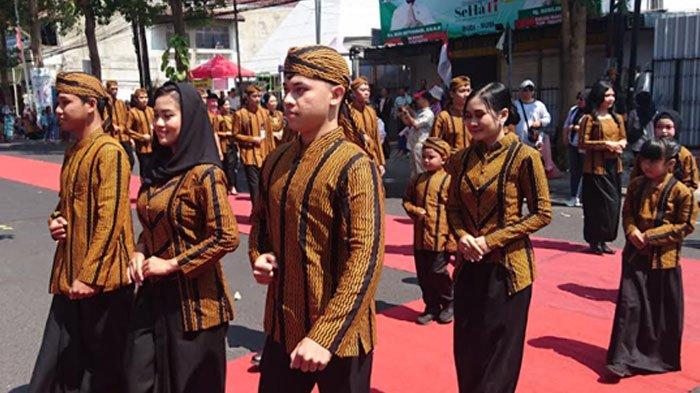Batik Lurik Bhumi Ngrowo khas Tulungagung diperagakan sejumlah model saat peluncurannya pada Sabtu (21/9/2024) silam.