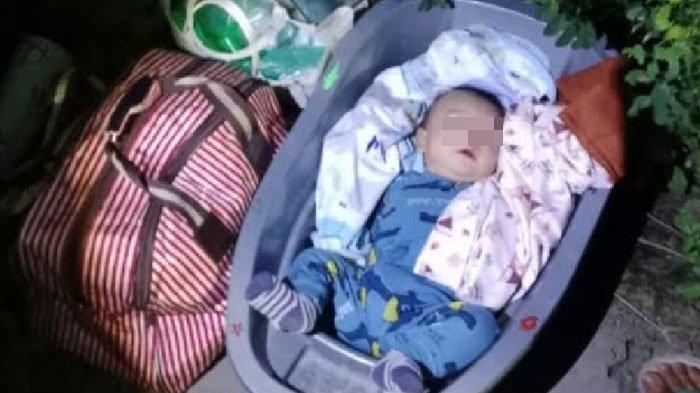 PENEMUAN BAYI - Bayi yang masih berusia 4 bulan ditemukan di dalam bak mandi di samping warung kosong di Dusun Jaten, Desa Jatipelem, Kecamatan Diwek, Kabupaten Jombang, Jawa Timur, Minggu (2/2/2025). Di samping bayi, terdapat tas berisi susu dan perlengkapan bayi, yang diduga sengaja diletakkan orang tua bayi. 