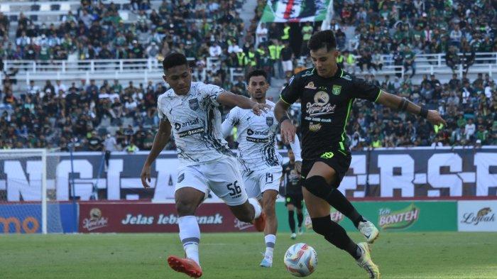 Bek Borneo FC, Fajar Faturrahman (kiri) berduel dengan pemain Persebaya, Bruno Moreira di Stadion GBT, Minggu (3/9/2023) sore.