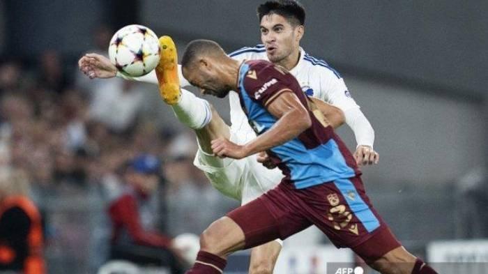 NASIB KEVIN DIKS - Bek Copenhagen asal Belanda Kevin Diks dan bek Trabzonspor asal Brazil Vitor Hugo (kiri) bertanding saat pertandingan sepak bola Liga Champions play off FC Copenhagen vs Trabzonspor, di Kopenhagen pada 16 Agustus 2022.
