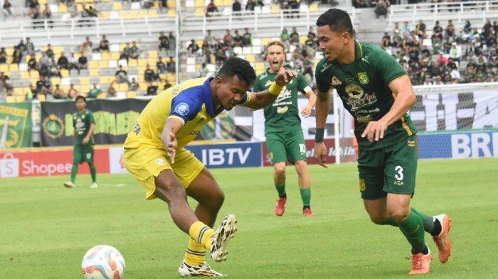Bek Persebaya, Reva Adi Utama berduel dengan pemain Barito Putera di Stadion GBT.