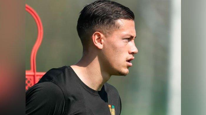 TAK MASUK RADAR - Bek andalan Timnas Indonesia yang merumput bersama Venezia FC, Jay Idzes. Nama Jay Idzes tak masuk radar bursa transfer AC Milan.