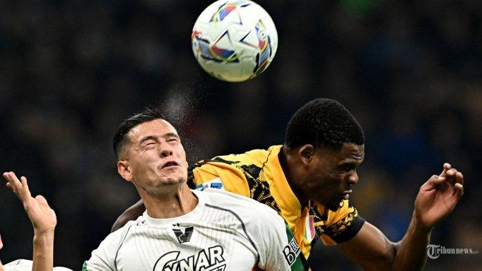 KELUAR DEGRADASI - Bek Venezia Indonesia Jay Idzes berebut bola dengan bek Inter Milan asal Belanda #02 Denzel Dumfries (Kanan) pada pertandingan Serie A Italia antara Inter Milan dan Venezia FC di stadion San Siro pada 3 November 2024. Jay Idzes boyong Venezia keluar dari zona degradasi. (Foto Arsip, November 2024)
