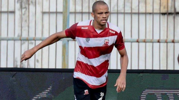 Bek tengah Madura United, Cleberson saat membela Madura United, 2024.