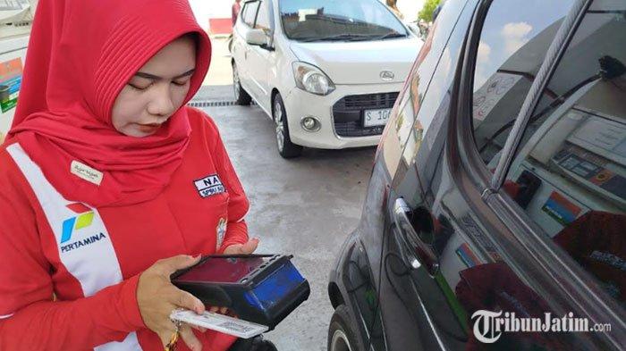 Petugas SPBU Sumobito saat Memindai QR Code Subsidi Tepat Sasaran Milik Konsumen