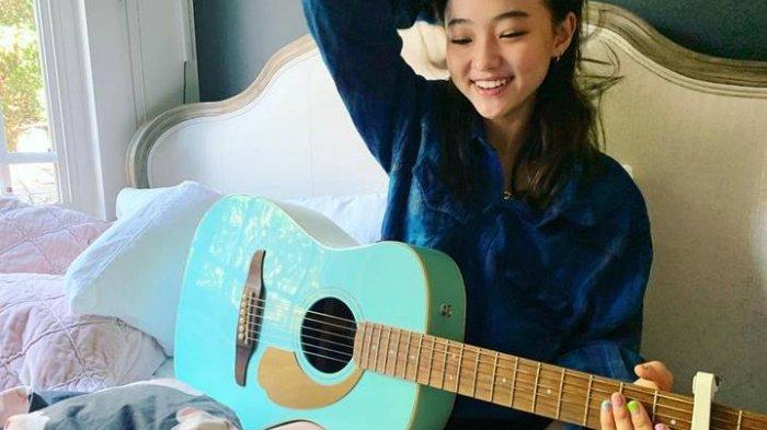 Chord Gitar dan Lirik Lagu Menepi - Ngatmombilung Viral Hingga Kini