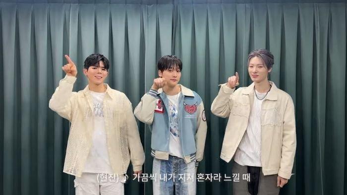 Ketiga member grup Kpop Big Ocean saat peragakan Korean Sign Language dari lagu debutnya 