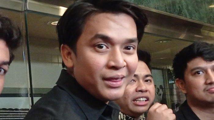 Artis Billy Syahputra mengungkap rencana pernikahannya nanti. Ia mengaku ingin menikah secara sederhana daripada pesta mewah.