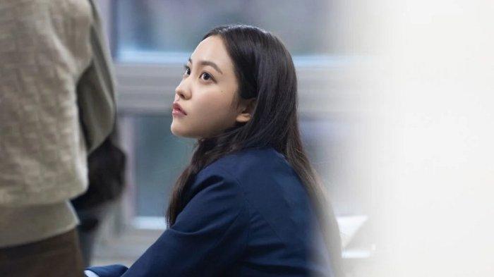 Bitch X Rich adalah drama Korea yang menggambarkan perebutan kekuasaan yang intens dan pertempuran mental yang sengit di Sekolah Menengah Internasional Cheongdam.