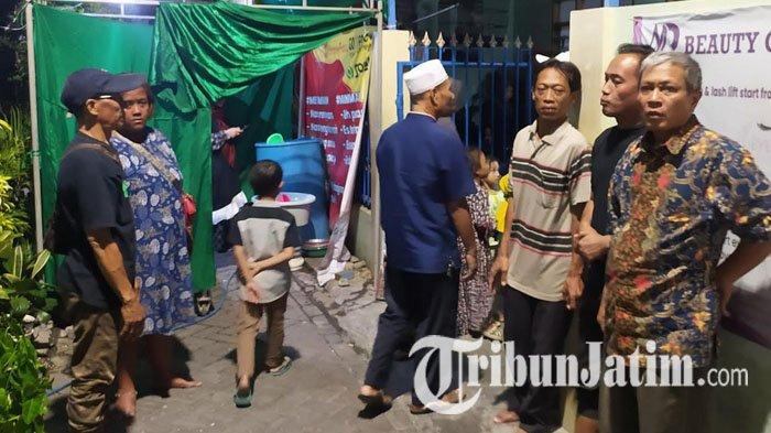 Suasana depan rumah duka AFFA (13). Bocah laki-laki kelas 6 SD itu tewas tenggelam di Telaga Sambisari, Lontar, Sambikerep, Surabaya, Jumat (6/10/2023). 