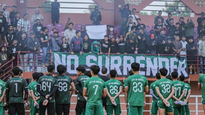 Bonek hadir langsung di latihan Persebaya, memberi suntikan semangat jelang Persebaya menjamu Persija Jakarta di Stadion GBT.
