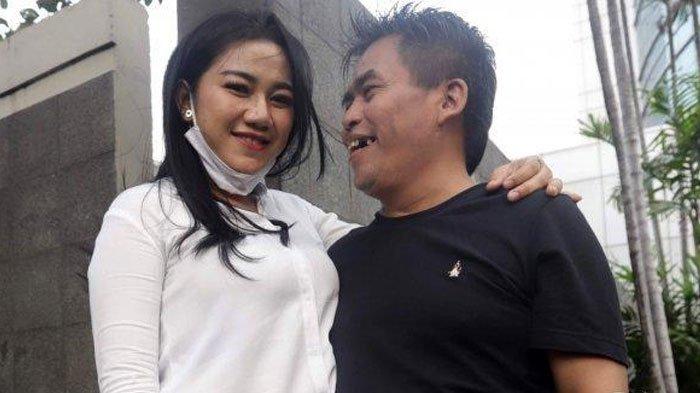 Potret Bopak Castello bersama sang istri yang beda usia 26 tahun, Gita Resya.