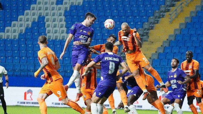 Borneo FC vs Persik Kediri - Persik Kediri mencatatkan kemenangan besar 4-0 dalam laga pekan ke-17 Liga 1 2024/2025 melawan Borneo FC, di Stadion Batakan Balikpapan, Jumat (27/12/2024) malam.