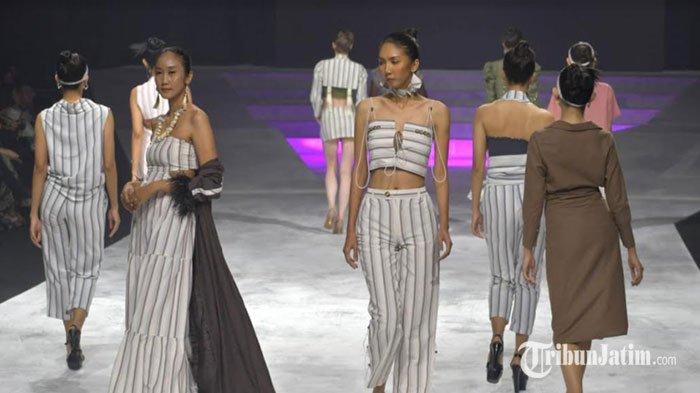 Brand fesyen lokal asal Yogyakarta Farah Button menunjukkan eksistensinya di Surabaya. Sebanyak 10 outfit ready to wear berbahan linen bertema Futurismo ditampilkan dalam Surabaya Fashion Parade (SFP) 2023, Kamis (7/9/2023) malam. Motif garis dan bitnik menjadi ciri utama identik dengan tren fesyen era 1960-an. Kesan minimalis dan modern yang muncul kala itu berkaitan erat dengan invasi teknologi. Dalam konteks kekinian, Sutardi ingin merayakan kemajuan teknologi lewat fesyen yang global dan universal