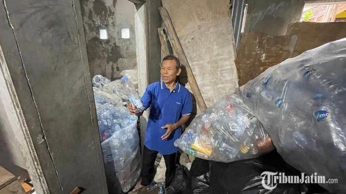 Bripka Purnawiran, Seladi memilah sampah di dekat rumahnya di Gadang Kota Malang, Senin (9/12/2024).