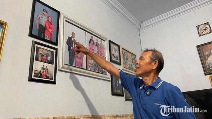 Bripka Purnawiran, Seladi menunjukan foto anaknya yang menjadi polisi Pratu Rizal Dimas Wicaksono di rumahnya Gadang, Kota Malang, Senin (9/12/2024).
