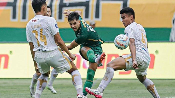 Bruno Moreira melepaskan tendangan ke gawang Persija yang berbuah gol pada laga Persebaya vs Persija di Stadion Gelora Bung Tomo (GBT) Surabaya, Sabtu (9/12/2023).