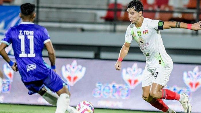 Kapten Persebaya Surabaya, Bruno Moreira berebut bola dengan pemain Persita Tangerang di Stadion Kapten I Wayan Dipta, Gianyar, Bali, Sabtu (14/9/2024) malam. Laga Persita vs Persebaya berakhir dengan skor 0-1 untuk kemenangan Bajul Ijo.