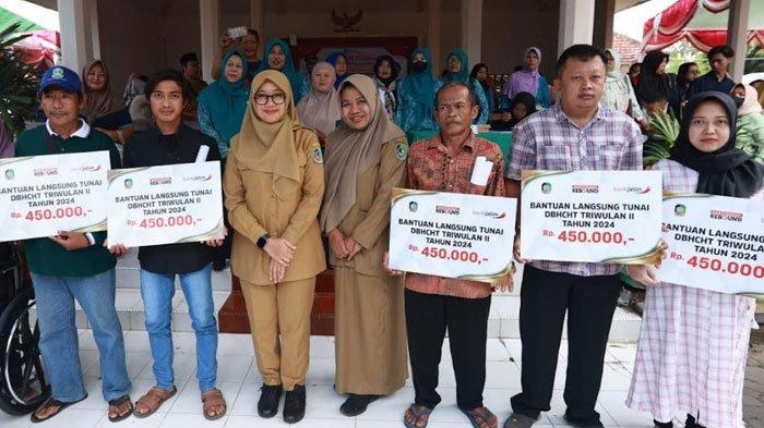 Pamkab Banyuwangi Salurkan BLT DBHCT Rp4,4 Miliar ke Ribuan KPM, Bupati Ipuk: Semoga Berkah