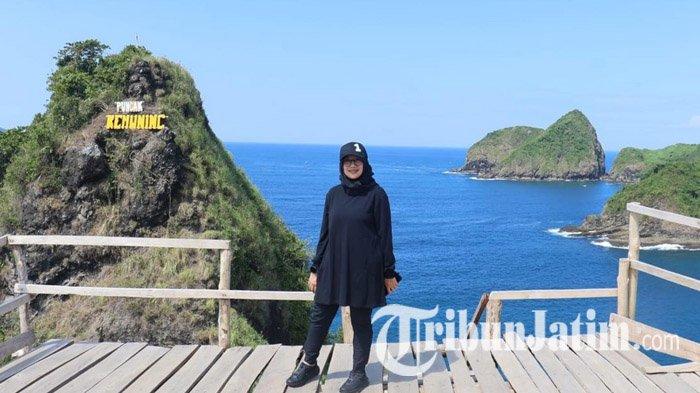 WISATA DI BANYUWANGI - Bupati Banyuwangi, Ipuk Fiestiandani saat mengunjungi Pulau Bedil di Kecamatan Pesanggaran, Banyuwangi, Minggu (11/5/2025).