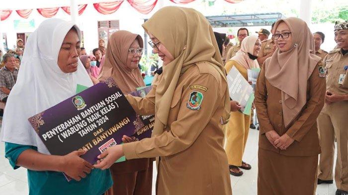 Diterima Ribuan Pedagang Kecil di Banyuwangi, Bupati Ipuk Kembali Salurkan Bantuan Program Wenak
