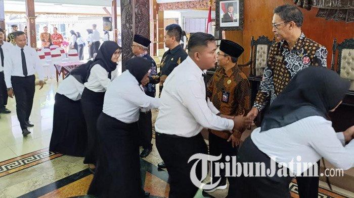 TERIMA SK PENGANGKATAN - Bupati Blitar, Rijanto, dan Wakil Bupati Blitar, Beky Herdihansah mengucapkan selamat kepada para CPNS dan PPPK yang baru menerima SK Pengangkatan di Pendopo Ronggo Hadi Negoro Blitar, Jumat (23/5/2025). Ratusan CPNS dan PPPK yang menerima SK pengangkatan dari Bupati Blitar ini merupakan hasil seleksi pada 2024.