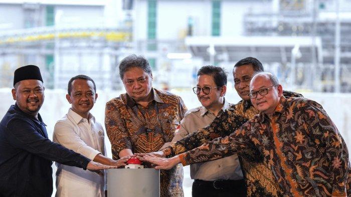 Bupati Gresik, Fandi Akhmad Yani (kiri), Menteri Investasi / Kepala BKPM, Bahlil Lahadalia (dua dari kiri), Menteri Koordinator Bidang Perekonomian Airlangga Hartarto (tiga dari kiri), Presiden Direktur PT Freeport Indonesia Tony Wenas (tiga dari kanan), Plt Direktur Jenderal Minerba, Bambang Suswantono (dua dari kanan), Pj Sekdaprov Jawa Timur, Booby Soemiarsono (kanan) dalam peresmian Operasi Smelter PT Freeport Indonesia di KEK JIIPE Gresik, Kamis (27/6/2024).