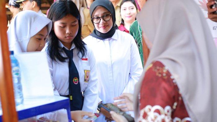 Bupati Ipuk Dorong Pengelolaan Keuangan di Kalangan Pelajar Lewat Program E-Saku