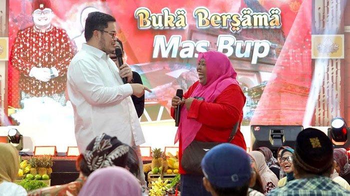 SEMRINGAH - Bupati Kediri, Hanindhito Himawan Pramana (Mas Dhito) saat memberikan bantuan kepada Sri Endah Wahyuni, warga Desa Menang, Kecamatan Pagu, Kediri, pada acara buka bersama di lapangan Pemkab Kediri, Jumat (7/3/2025). Mas Dhito pun mengapresiasi sikap Sri yang lebih mengutamakan kepentingan masyarakat dibanding kebutuhan pribadinya.